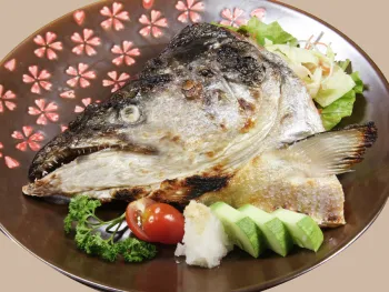 Đầu Cá Hồi Nướng Muối - 鮭頭塩焼