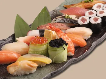 Cơm Sushi Tổng Hợp Phục Vụ Kèm Súp Miso (18 Loại) - 寿司盛合わせ(18 種）味噌汁付き