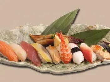 Cơm Sushi Tổng Hợp Phục Vụ Kèm Súp Miso (12 Loại) - アサヒ寿司（12種）味噌汁付き