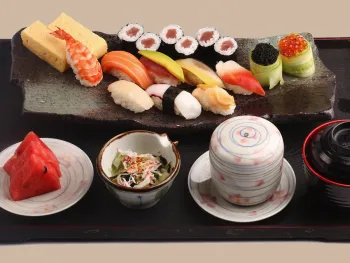 Cơm Sushi Tổng Hợp - 寿司盛り合わせセット