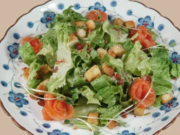 Salad Ceasar Với Cá Hồi Hun Khói - シーザースサラダスモーク鮭入り