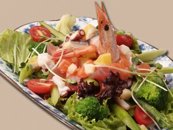Salad Sashimi Tổng Hợp - サイコロ刺身のサラダ