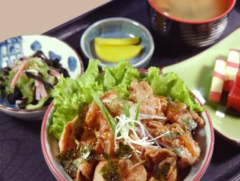 Thịt Lợn Áp Chảo Đặt Lên Bát Cơm - 豚チリチリ丼定食