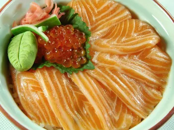 Cá Hồi Và Trứng Cá Hồi Đặt Lên Bát Cơm Sushi Phục Vụ Kèm Súp Miso - 鮭いくら丼と味噌汁