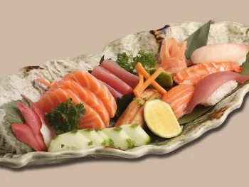 Cá Ngừ, Cá Hồi, Ngao Biển Sống Và Cơm Sushi Tổng Hợp (B) - 鮪 鮭 北寄貝刺身 と 握り寿司盛り合わせ(B)