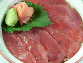Cá Ngừ Sống Đặt Lên Bát Cơm Sushi Phục Vụ Kèm Súp Miso - 鉄火丼と味噌汁