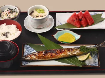 Cơm Với Cá Thu Đao Nướng - 秋刀魚塩焼きセット