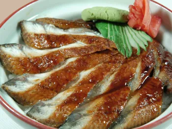 Lươn Nhật Đặt Lên Bát Cơm Sushi Phục Vụ Kèm Súp Miso - 鰻チラシ丼味噌汁付き