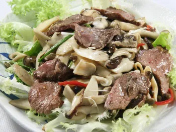 Thịt Bò Xào Nấm - 牛肉と茸炒め
