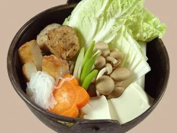 Thịt Gà Viên Nấu với Chả Cá Chay - 鶏つくね入りさつま汁